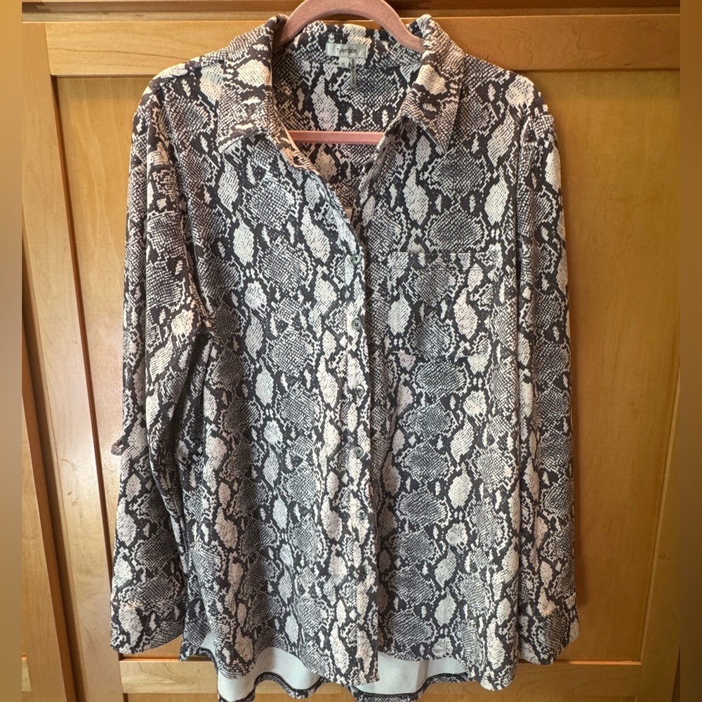 Tyler Boe ultra-suede button-down top in snakeskin pattern sz XL